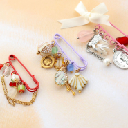 Inspirational Sets Create trendy pins with decorative pins with eyelets