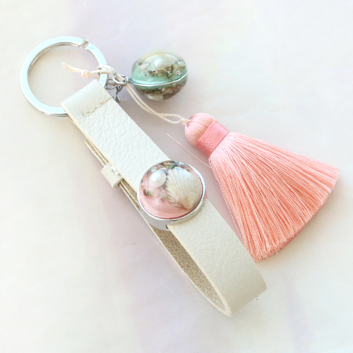 Bracelets and keychains with pendants and cabochons of real flowers and shells