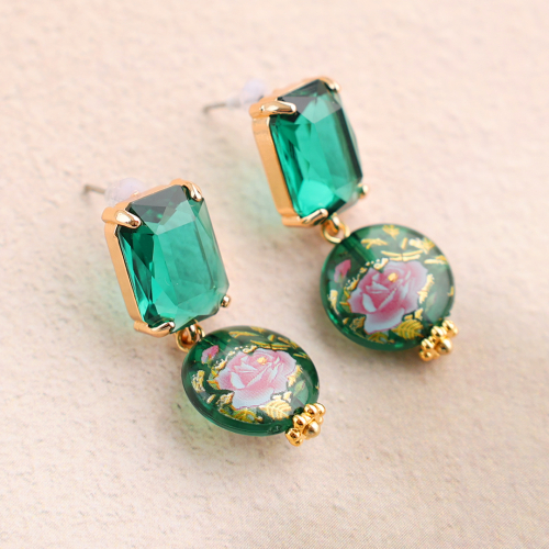 How to design summer earrings with glass beads with flowers